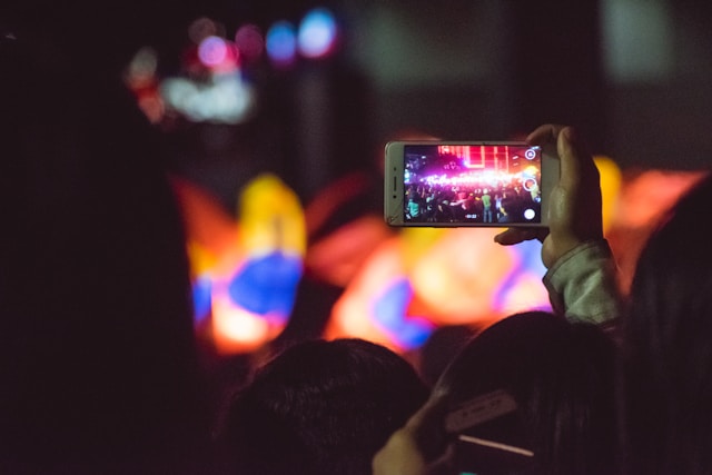 personne filmant les NRJ Music Awards avec son smartphone
