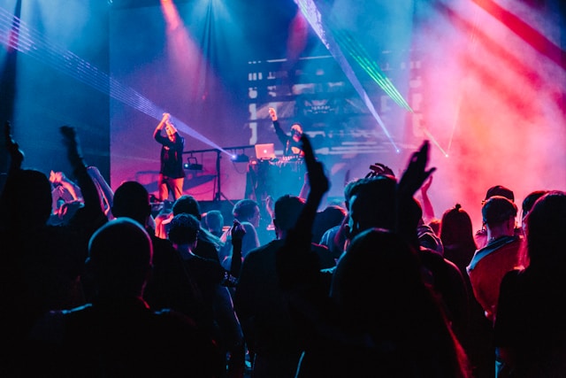 public et groupe de musique à l'Accor Arena