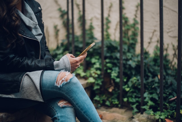 femme envoyant un message à Agathe Lecaron depuis son smartphone
