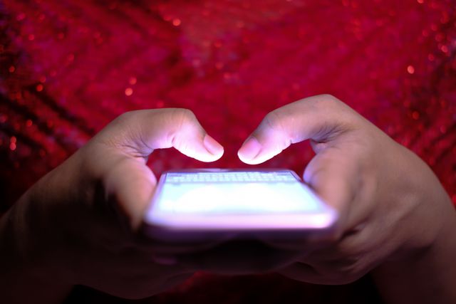 femme envoyant un message à Ali Baddou avec son smartphone