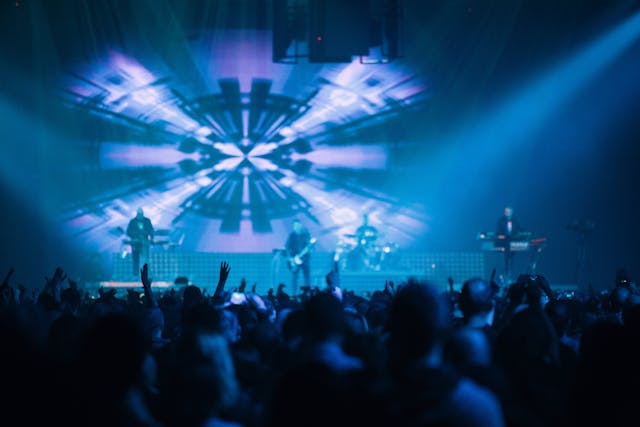 public lors d'un concert à l'Arkéa Arena