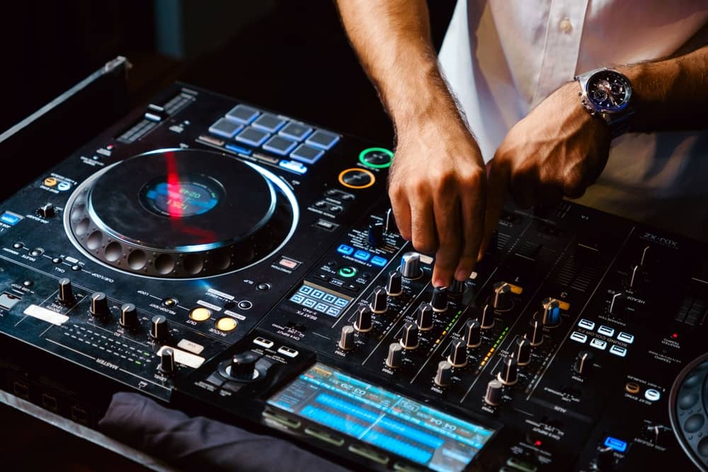 mains d'un DJ en train de mixer pour Clubbing TV