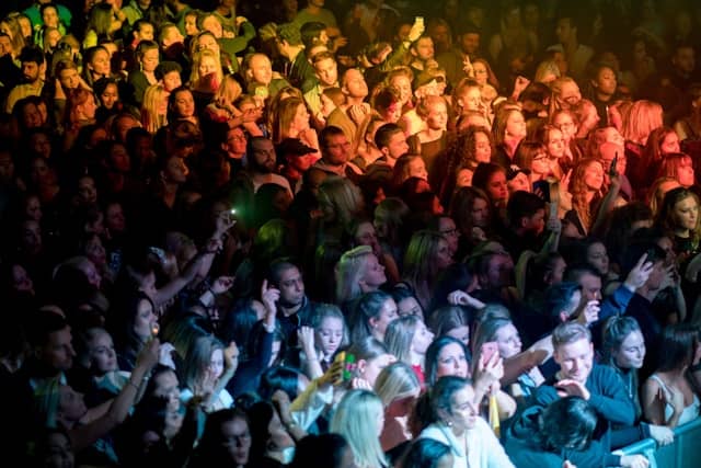 foule assistant à un concert au Dôme de Paris - Palais des Sports