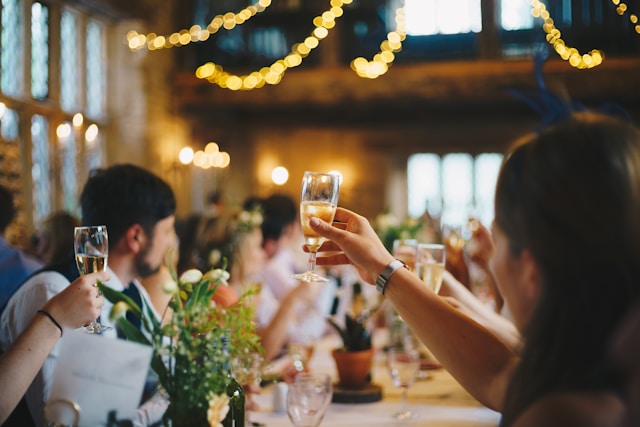 invités lors d'un repas de mariage organisé par Elodie Villemus