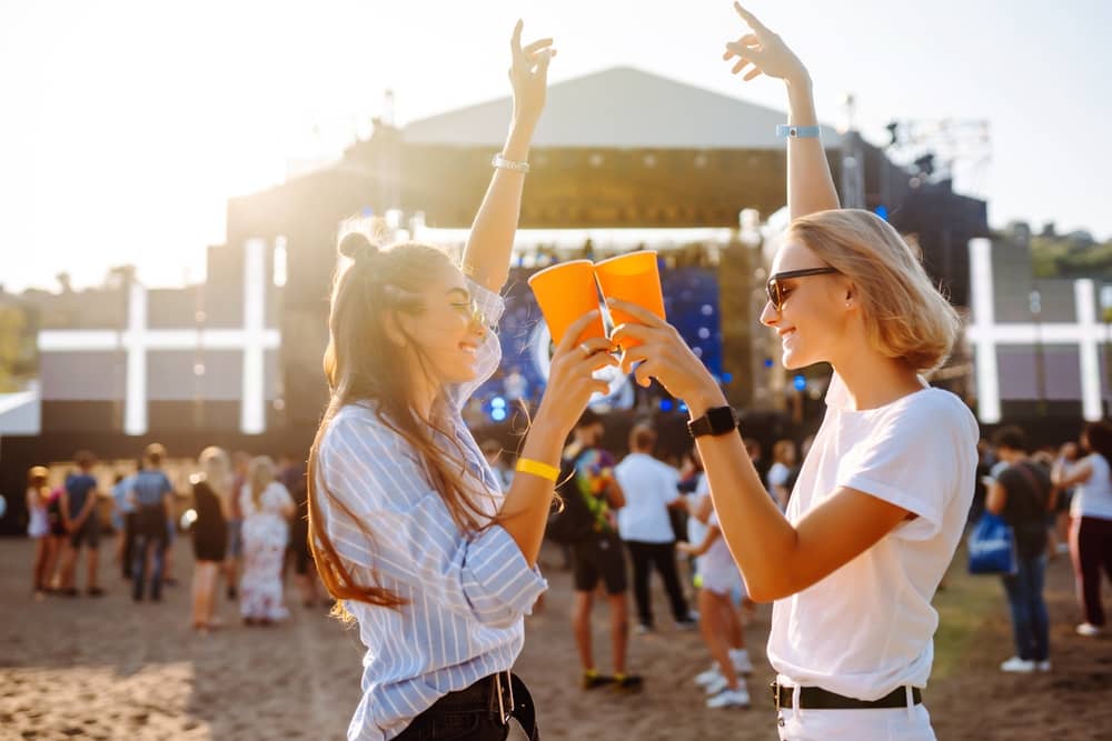 2 amies avec un verre à la main aux Eurockéennes de Belfort