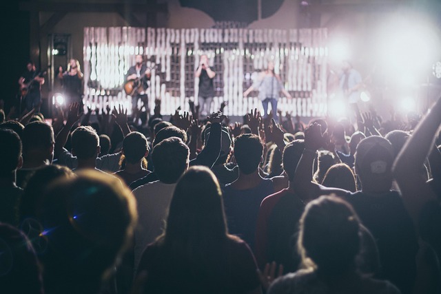groupe sur scène et public pendant un concert au Festival de Nîmes