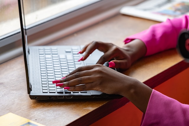 mains d'une femme envoyant un message à Flavie Flament sur son ordinateur