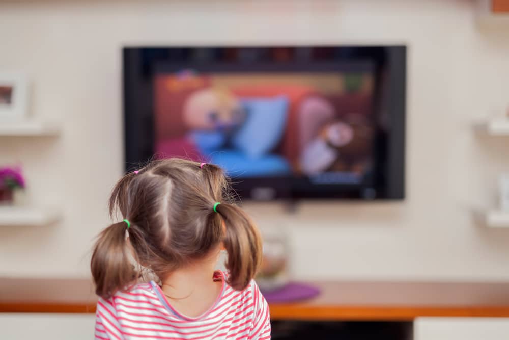 enfant regardant la chaîne France 3 à la télévision
