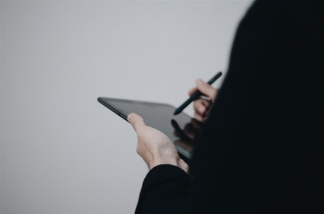 femme envoyant un mail à la chaîne Gong depuis sa tablette tactile