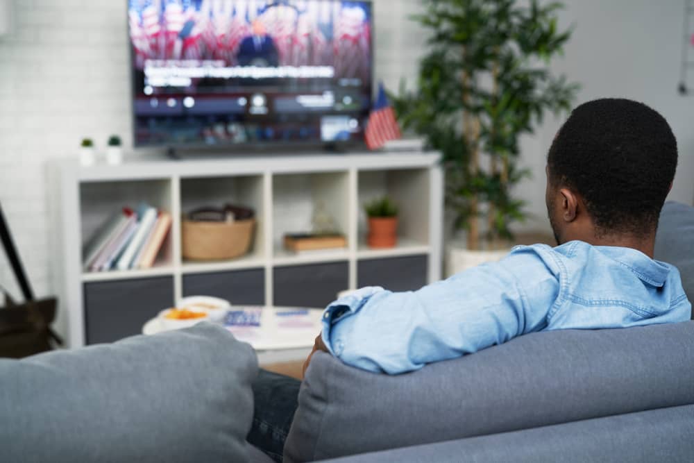 homme regardant la chaîne Histoire TV sur sa télé