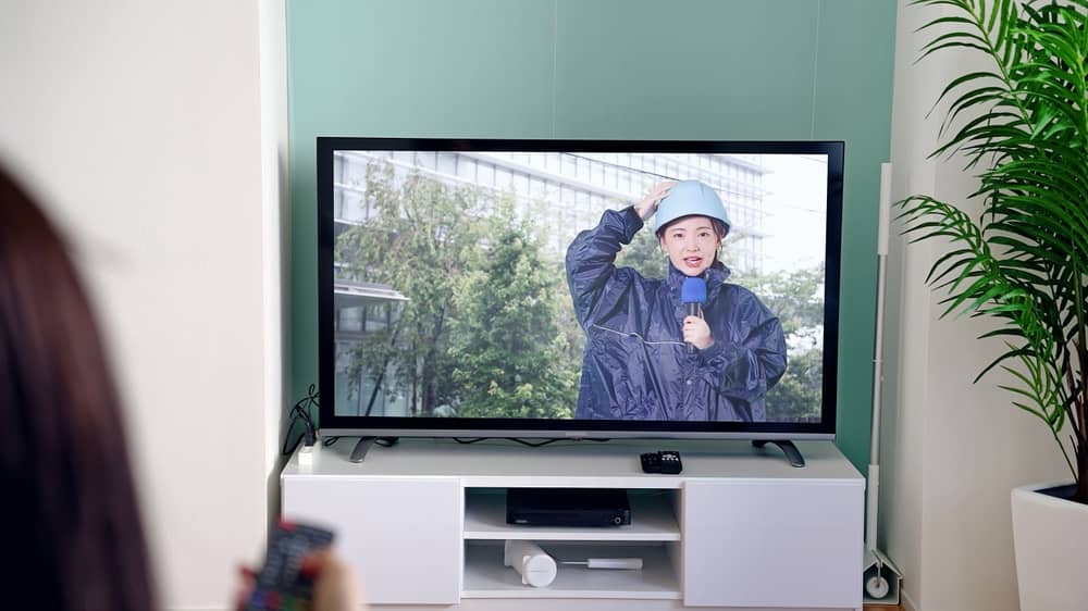 femme regardant La Chaîne Météo à la télévision