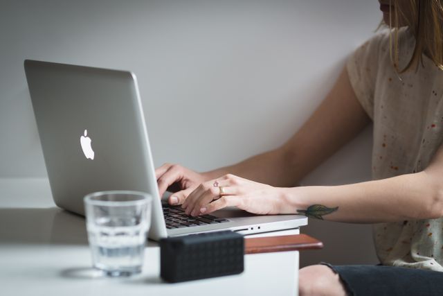 femme envoyant un message à Laurent Luyat depuis un ordinateur portable
