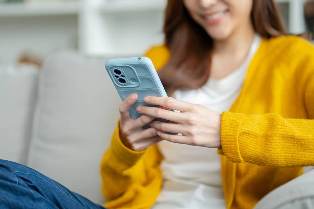 femme contactant la Maison de la Radio et de la Musique via son smartphone