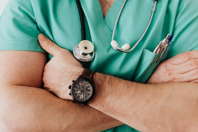 Michel Cymes avec un stéthoscope et une blouse de médecin