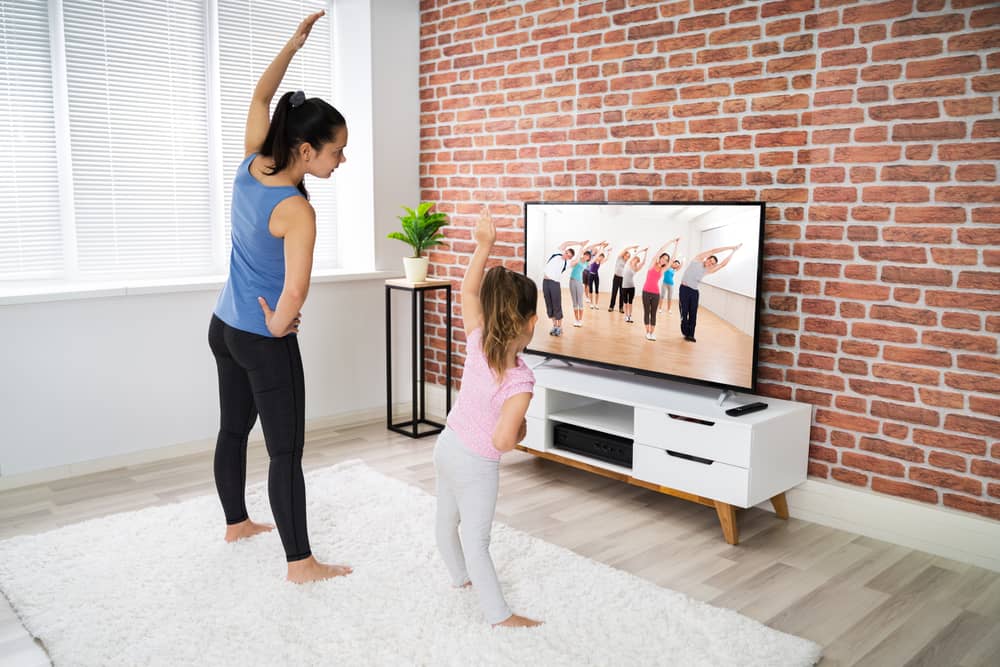 mère et sa fille faisant des exercices de yoga devant la chaîne My Zen TV