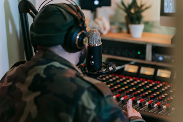 animateur au micro de la station de radio Nice Radio