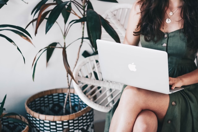 femme utilisant contactant NordVPN depuis son ordinateur portable