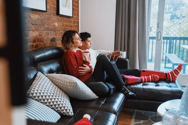couple regardant la chaîne Novelas TV sur son canapé