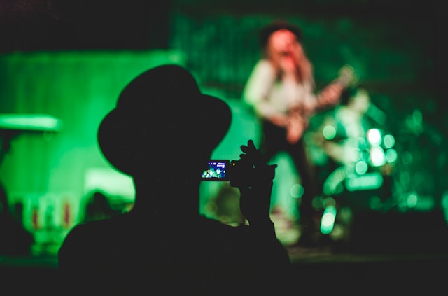 homme assistant à un concert pour lequel il a acheté un billet sur PasseTonBillet