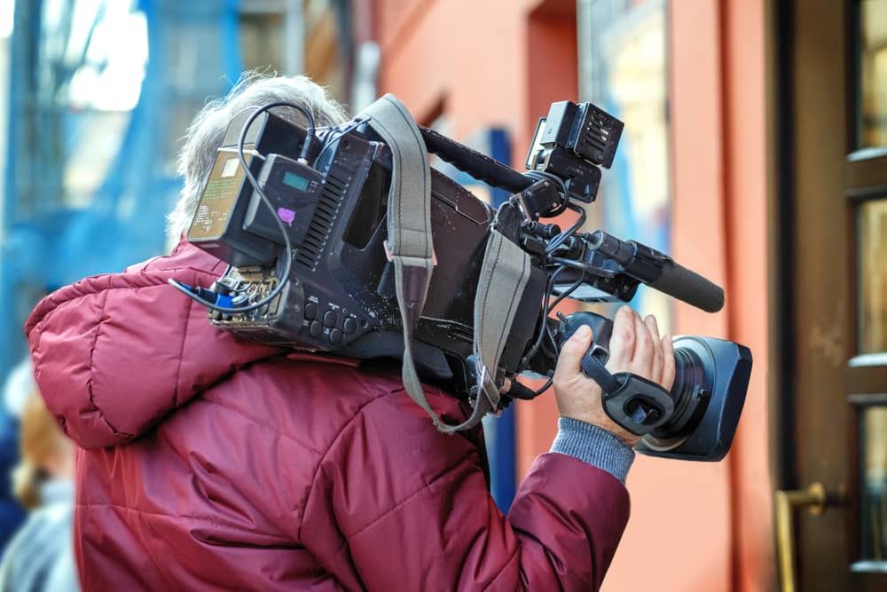 reoprter avec sa caméra tournant un documentaire pour Planète+