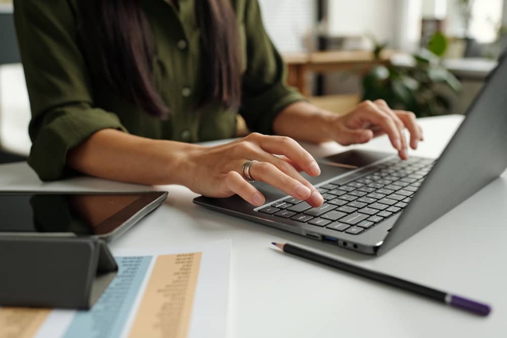 mains d'une femme envoyant un mail à Qobuz depuis son ordinateur portable