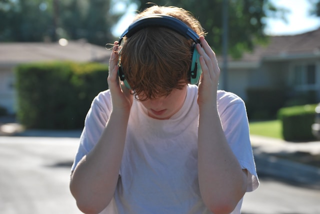 jeune personne écoutant la radio FG avec un casque audio