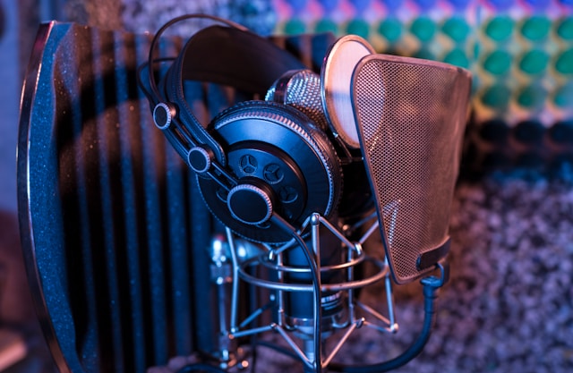 casque et micro dans un studio de Radio Orient