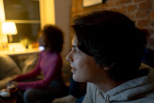 2 personnes regardant un programme sur Rakuten TV sur leur canapé