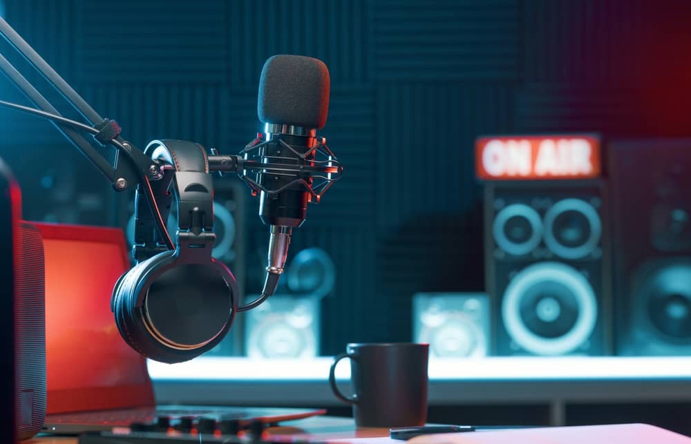 casque et micro dans un studio de la radio RFI