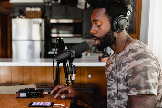 homme enregistrant une émission au micro de la radio RFI