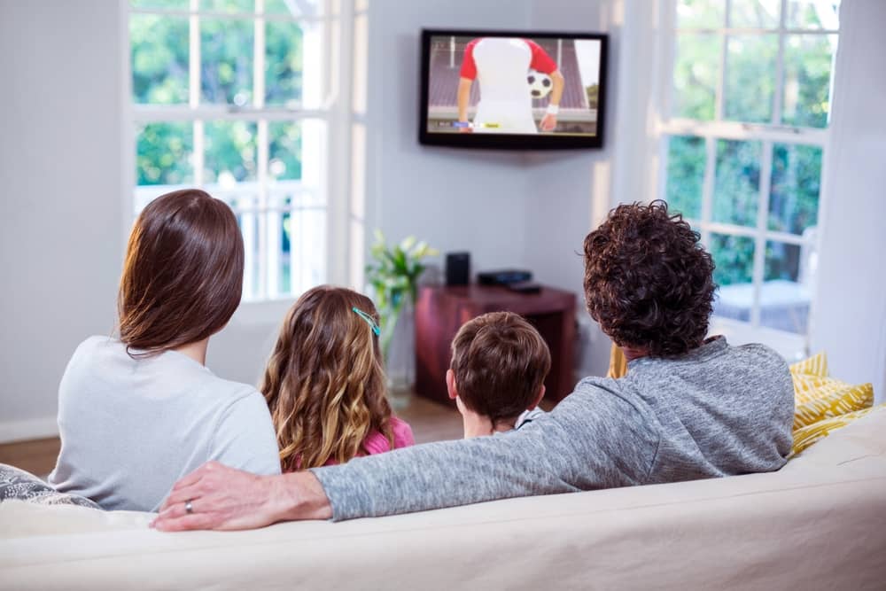 famille regardant un film sur RTL9 à la télévision