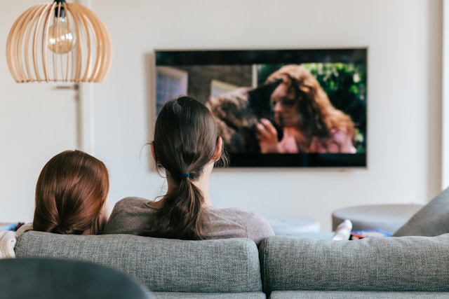 une mère et sa famille en train de regarder Science & Vie TV à la télévision