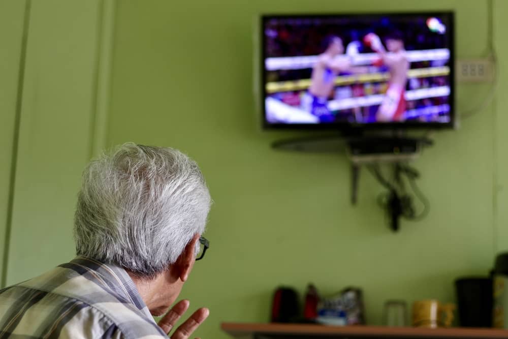 personne regardant de la boxe sur la chaîne Sport en France à la TV