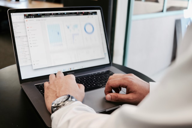 homme utilisant un ordinateur avec Surfshark VPN