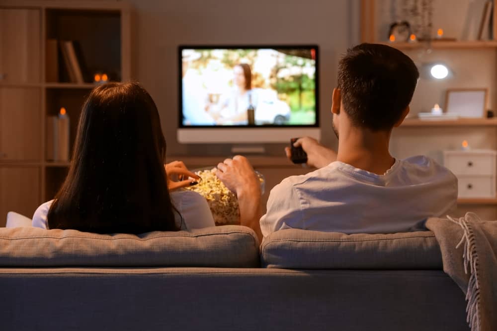 couple regardant la chaîne Tébéo à la télévision