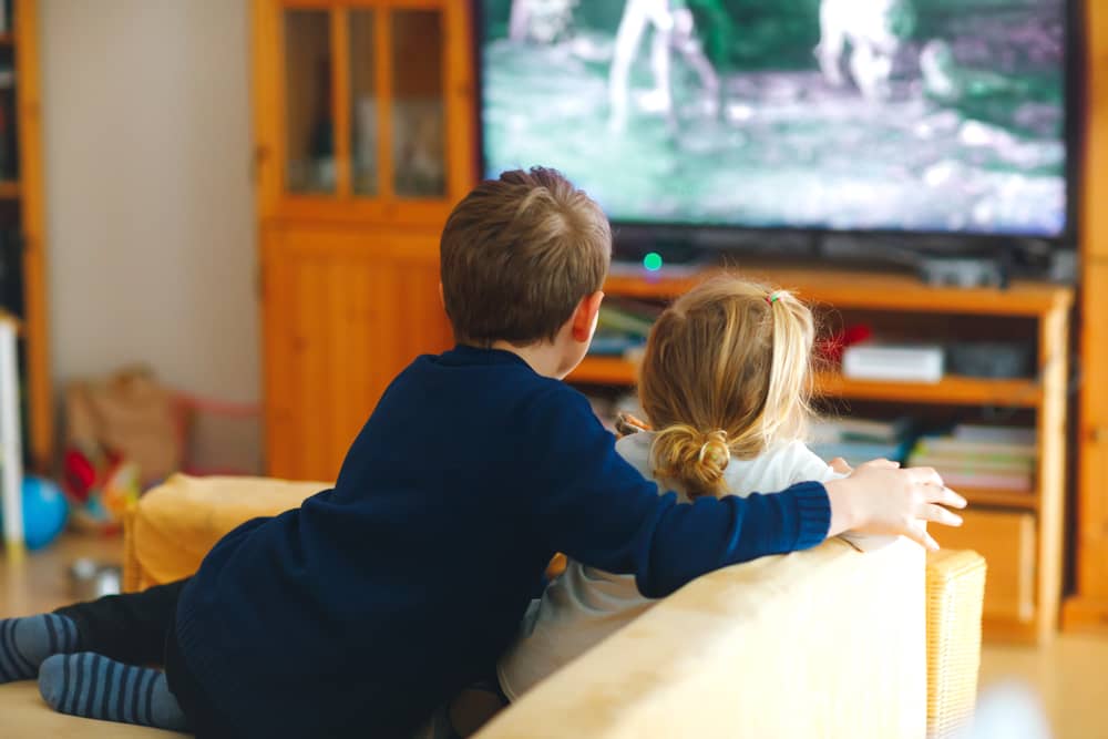 2 enfants regardent Télénantes sur une télévision