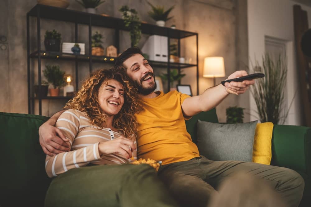 couple en train de regarder une émission avec Tex à la télévision