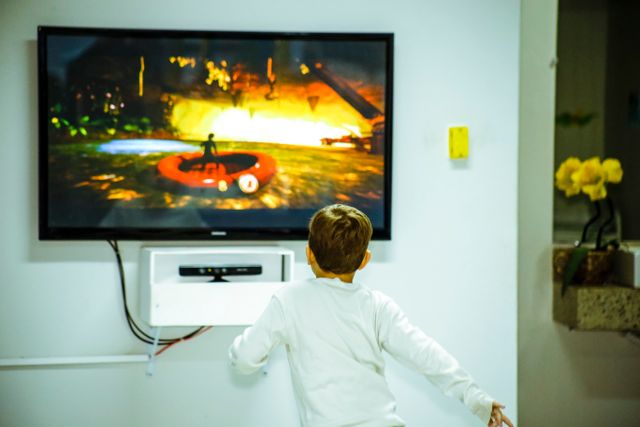 petit garçon regardant la chaîne Tiji à la télévision