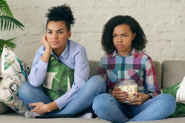 deux personnes regardant la chaîne TNTV