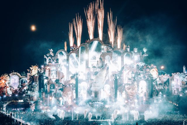 grande scène du festival Tomorrowland de nuit