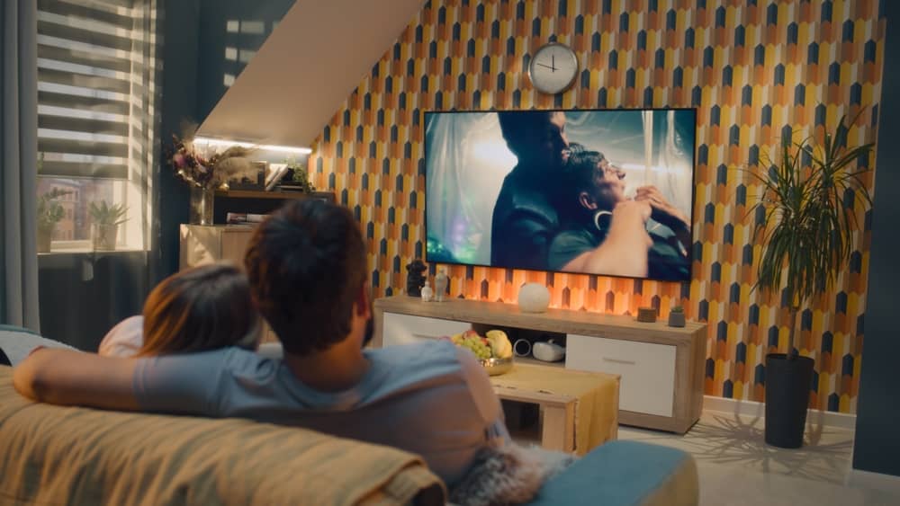 couple regardant un film à la télévision sur TV Breizh