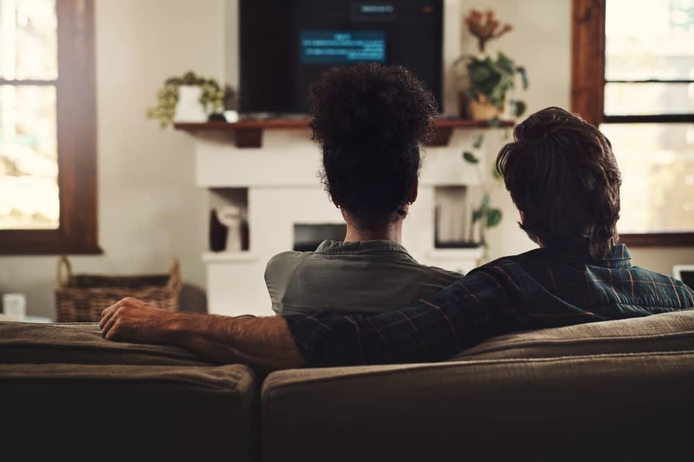 couple sur un canapé regardant la chaîne TV5 Monde