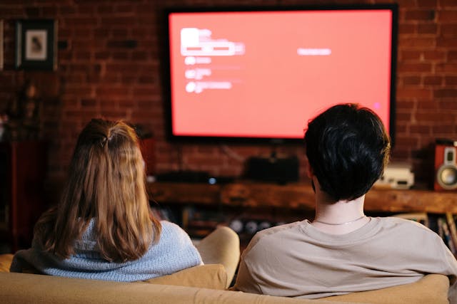 télévision d'un couple affichant un code d'erreur à la place de la chaîne Val de Loire TV