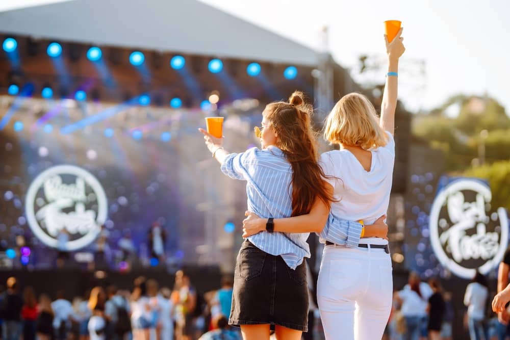 deux jeunes femmes à un concert grâce à des billets achetés sur Viagogo