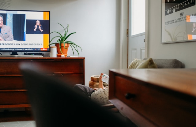 personne regardant la chaîne Zitata à la télévision