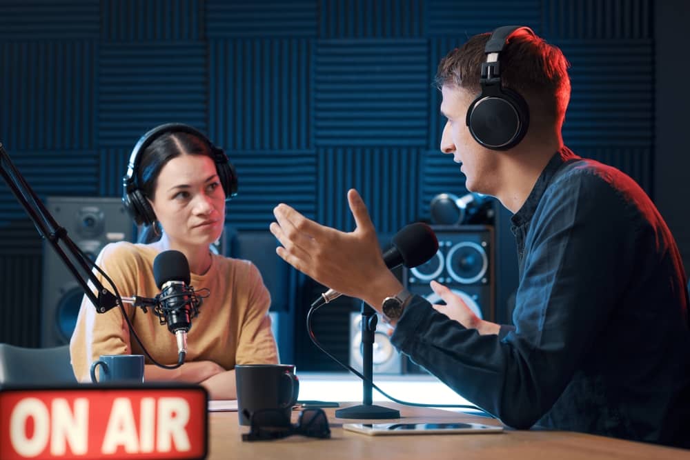 2 animateurs enregistrant une émission à la radio BFM Business