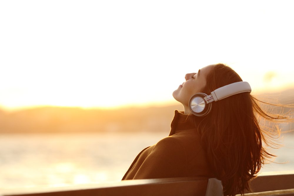 femme écoutant de la musique avec un casque