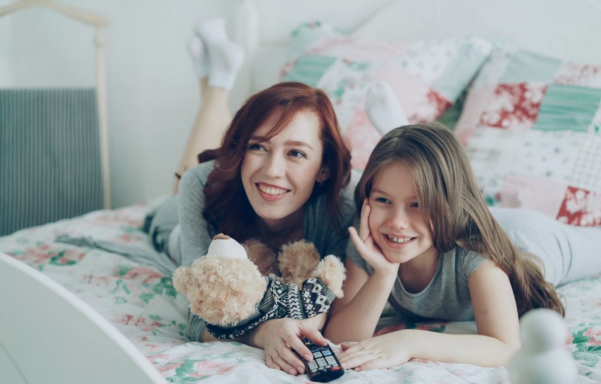 femme et enfant regardant la chaîne TV Pitchoun