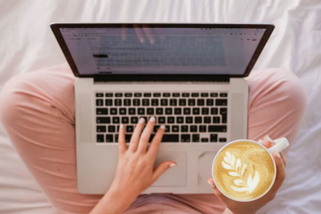 Femme s'inscrivant en ligne pour un casting du Bigdil