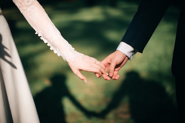 couple se tenant la main à leur mariage